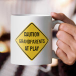 Grosseltern bei Play Kaffeetasse<br><div class="desc">Großeltern wollen nur Spaß haben! Dieses Design drückt den Spaß aus, den Großeltern überall auf der Welt entgegenbringen. Es ist zu jeder Jahreszeit eine wunderbare Geschenkidee für Großeltern.</div>