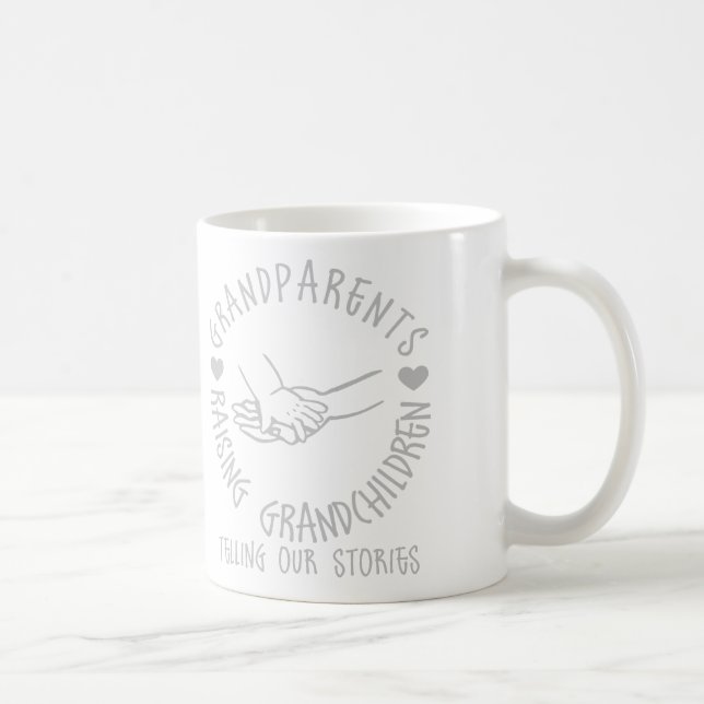 Großeltern, die Enkelkinder anheben Kaffeetasse (Rechts)