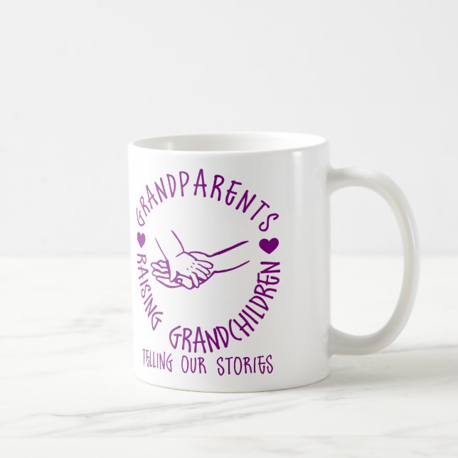 Großeltern, die Enkelkinder anheben Kaffeetasse (Rechts)
