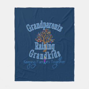 Großeltern, die Großkinder anziehen Fleecedecke