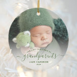 Großeltern Erste Weihnachts-Foto Grüne Schrift Keramik Ornament<br><div class="desc">Helfen Sie ihnen, ihr erstes Enkelkind mit diesem schönen modernen Sake-Ornament zu feiern. Der grüne Text lautet "Unsere ersten Weihnachten als Großeltern", mit dem Wort "Großeltern" in eleganter Handschrift mit Schnörkeln vor und nach. Ersetzen Sie das Beispielbild einfach durch Ihr Lieblings-Foto des neuen Babys, und fügen Sie seinen Namen und...</div>