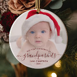 Großeltern Erste Weihnachtszeit Foto Rote Schrift Keramik Ornament<br><div class="desc">Helfen Sie ihnen, ihr erstes Enkelkind mit diesem schönen modernen Sake-Ornament zu feiern. Der bordeauxrote Text lautet "Unsere ersten Weihnachten als Großeltern", mit dem Wort "Großeltern" in eleganter Schrift mit Schnörkeln vor und nach. Ersetzen Sie das Beispielbild einfach durch Ihr Lieblings-Foto des neuen Babys, und fügen Sie seinen Namen und...</div>