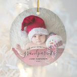 Großeltern Erste Weihnachtszeit Foto Schwarzes Dre Keramik Ornament<br><div class="desc">Helfen Sie ihnen, ihr erstes Enkelkind mit diesem schönen modernen Sake-Ornament zu feiern. Der schwarze Text lautet "Unsere ersten Weihnachten als Großeltern", mit dem Wort "Großeltern" in eleganter Handschrift mit Schnörkeln vor und nach. Ersetzen Sie das Beispielbild einfach durch Ihr Lieblings-Foto des neuen Babys, und fügen Sie seinen Namen und...</div>