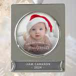 Großeltern Erste Weihnachtszeit Foto Weiße Schrift Banner-Ornament Silber<br><div class="desc">Helfen Sie ihnen, ihr erstes Enkelkind mit diesem schönen modernen Sake-Ornament zu feiern. Der weiße Text lautet "Unsere ersten Weihnachten als Großeltern", mit dem Wort "Großeltern" in eleganter Handschrift mit Schnörkeln vor und nach. Ersetzen Sie die Beispielbilder einfach mit Ihren Lieblings-Fotos des neuen Babys, und fügen Sie seinen Namen und...</div>