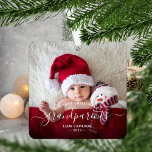 Großeltern Erste Weihnachtszeit Foto Weiße Schrift Ornament Aus Metall<br><div class="desc">Helfen Sie ihnen, ihr erstes Enkelkind mit diesem schönen modernen Sake-Ornament zu feiern. Der schwarze Text lautet "Unsere ersten Weihnachten als Großeltern", mit dem Wort "Großeltern" in eleganter Handschrift mit Schnörkeln vor und nach. Ersetzen Sie das Beispielbild einfach durch Ihr Lieblings-Foto des neuen Babys, und fügen Sie seinen Namen und...</div>