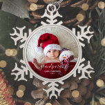 Großeltern Erste Weihnachtszeit Foto Weiße Schrift Schneeflocken Zinn-Ornament<br><div class="desc">Helfen Sie ihnen, ihr erstes Enkelkind mit diesem schönen modernen Sake-Ornament zu feiern. Der weiße Text lautet "Unsere ersten Weihnachten als Großeltern", mit dem Wort "Großeltern" in eleganter Handschrift mit Schnörkeln vor und nach. Ersetzen Sie das Beispielbild einfach durch Ihr Lieblings-Foto des neuen Babys, und fügen Sie seinen Namen und...</div>