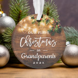 Großeltern First Christmas String Lights Foto Ornament<br><div class="desc">**** Vergessen Sie nicht, Ihr Lieblings-Foto auf die Rückseite hochzuladen. Wenn Sie die Platzierung des Fotos nicht benötigen, können Sie es mit dem Designwerkzeug ***** feiern Sie Ihre erste Weihnachtsfeier als Großeltern mit diesem Rustic Wood Look Weihnachtsweihnachtslichtschmuck Foto Ornament. Ein beliebtes Foto und Text in dieses rustikale Design für einen...</div>