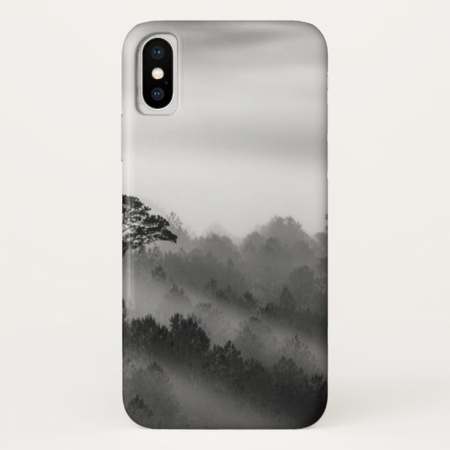 Großer Baum im Kiefern-Wald im Nebel Case-Mate iPhone Hülle (Rückseite)