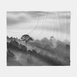 Großer Baum im Kiefern-Wald im Nebel Fleecedecke