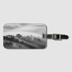 Großer Baum im Kiefern-Wald im Nebel Gepäckanhänger