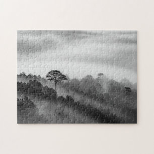 Großer Baum im Kiefern-Wald im Nebel Puzzle
