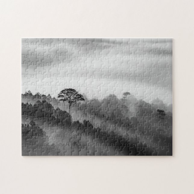 Großer Baum im Kiefern-Wald im Nebel Puzzle (Horizontal)