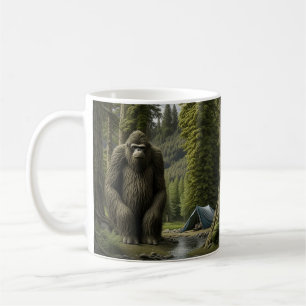 Grosser Bigfoot sitzend im Wald Kaffeetasse