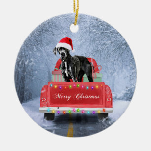 Großer Däne Hund im Schnee sitzend im Weihnachtswa Keramik Ornament