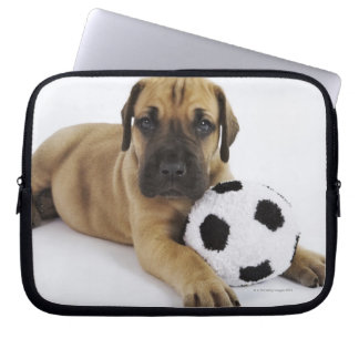 Großer Dane Welpe mit Spielzeugfußball Laptopschutzhülle