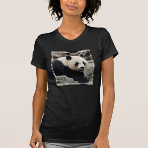 Großer Panda auf Felsen T-Shirt