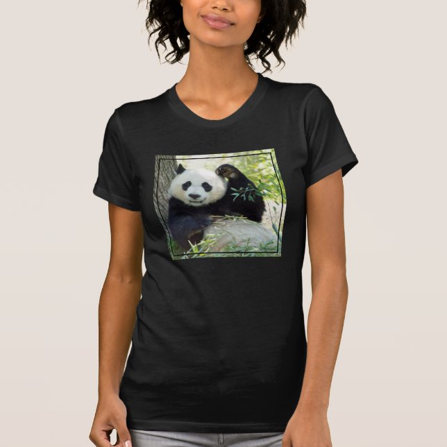 Großer Panda, der gegen Baum stillsteht T-Shirt (Vorderseite)