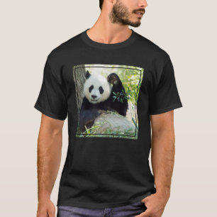 Großer Panda, der gegen Baum stillsteht T-Shirt