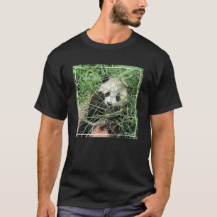 Großer Panda, der im Gras sich versteckt T-Shirt