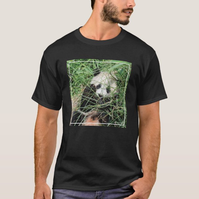 Großer Panda, der im Gras sich versteckt T-Shirt (Vorderseite)