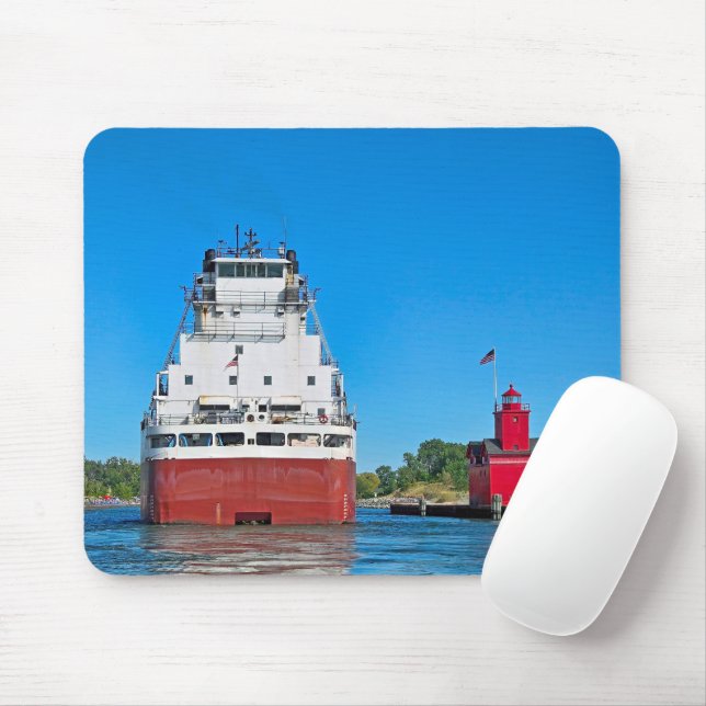 Großer roter Leuchtturm und ein Frachtschiff Mousepad (Mit Mouse)