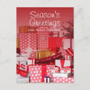 Großer Stapel Geschenke auf dem Tisch Postkarte