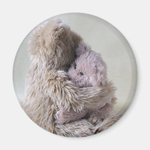 großer Teddybär hält wenig Bärnmagneten Magnet