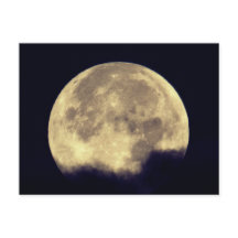 Großer Vollmond in den Wolken