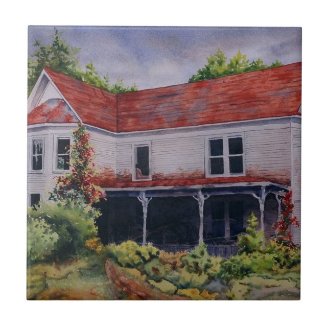 Grosses altes, verlassenes weißes Haus mit Weinber Fliese (Vorderseite)