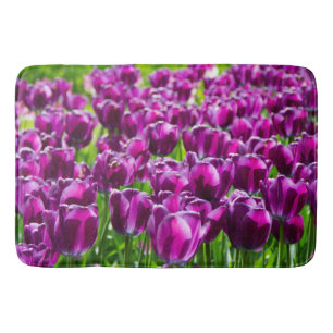 Grosses Feld lila Tulpen Badematte