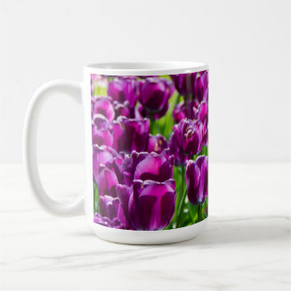 Grosses Feld lila Tulpen Kaffeetasse