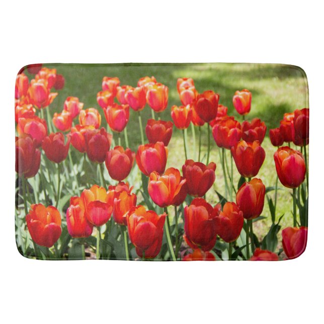 Grosses Feld roter Tulpen Badematte (Vorderseite)
