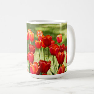 Grosses Feld roter Tulpen Kaffeetasse