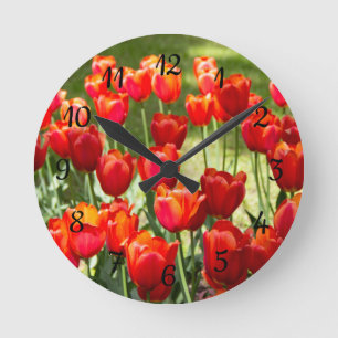 Grosses Feld roter Tulpen Runde Wanduhr