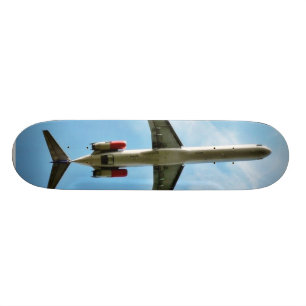 Großes Flugzeug entfernen sich Skateboard