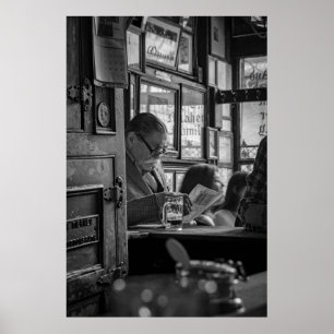 GROSSES FOTO DER MENSCHEN SITZEN WÄHREND DES LESEN POSTER