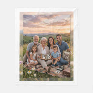 Großes glückliches Familienporträt im sonnigen Par Fleecedecke