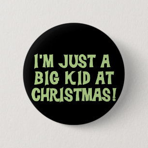 Großes Kind an den Weihnachtst-shirts und Button