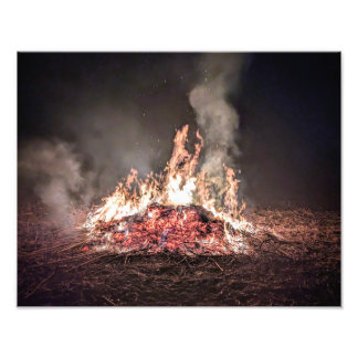 Großes Lagerfeuer, das nachts mit hohen Flammen br Fotodruck
