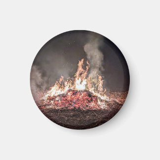 Großes Lagerfeuer, das nachts mit hohen Flammen br Magnet