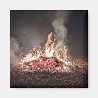 Großes Lagerfeuer, das nachts mit hohen Flammen br Magnet