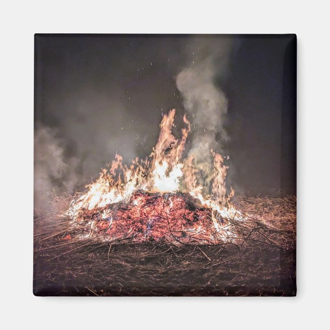 Großes Lagerfeuer, das nachts mit hohen Flammen br Magnet (Vorne)