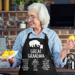 Großes Oma-Geschenk mit Großkind-Namen Rustikaler  Schürze<br><div class="desc">Suchen Sie eine personalisierte Schürze für Ihre Urgroßmutter? Sehen Sie nur die Große Oma-Schürze! Diese rustikale schwarze Schürze ist perfekt für ihre Küche und kann mit jedem Enkelnamen individuell gestaltet werden. Der Schutzbär mit einem niedlichen kleinen Bären ist sicher, ihre schützende und liebevolle Natur gefangen zu nehmen! Wenn deine Oma...</div>