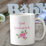 Großes Oma, um ein neues Mädchen zu werden, das Pi Kaffeetasse<br><div class="desc">Schwangerschaft Ankündigung Tasse für eine Urgroßmutter zu sein. Diese hübsche Tasse lautet "Ein kleines Mädchen braut .. erwarten, sie zu sehen [Monat Jahr]" und auf der anderen Seite hat es "Urgroßmutter zu sein". Die Formulierung ist editierbar, wenn die neue Urgroßmutter es vorziehen wird, Nanna oder Gee Ge zum Beispiel genannt...</div>