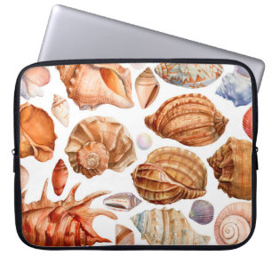 großes Set Muscheln auf einem abgeschiedenen, weiß Laptopschutzhülle