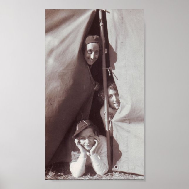 Grosses Vintages Foto Young Girls Camping Poster (Vorne)