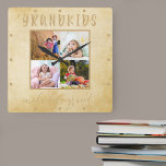 Großkinder machen das Leben Grand 4 Foto Rustikal<br><div class="desc">Erstellen Sie Ihre eigene, einzigartige Wanduhr, die Sie mit 4 Ihrer Lieblings-Fotos personalisieren können. Dieses rustikale Bauernhaus hat ein Vintages Creme- und Beige-Aquarell-Design. Die Fotos werden in quadratischer Form angezeigt und mit dem Wortlaut "Enkel machen das Leben groß" gerahmt. Die Vorlage ist für Sie bereit, 4 Bilder der Enkel und/oder...</div>