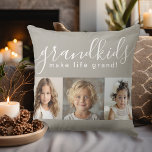 Großkinder machen das Leben groß mit 3 Fotos Kissen<br><div class="desc">Dieses personalisierte Kissendesign ist ein Geschenk, das die Großeltern bewundern werden. Es verfügt über eine 3-Foto-Vorlage, die Sie mit Fotos der Enkel persönlich gestalten können. Eine Kombination moderner handgeschriebener Schrift kombiniert mit einem modernen serifenlosen Sans-Schriftart schreibt: "Enkel machen das Leben großartig!" Der Hintergrund ist ein neutrales Taupe Beige, das ein...</div>