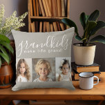 Großkinder machen das Leben groß mit 3 Fotos Kissen<br><div class="desc">Dieses personalisierte Kissendesign ist ein Geschenk, das die Großeltern bewundern werden. Es verfügt über eine 3-Foto-Vorlage, die Sie mit Fotos der Enkel persönlich gestalten können. Eine Kombination moderner handgeschriebener Schrift kombiniert mit einem modernen serifenlosen Sans-Schriftart schreibt: "Enkel machen das Leben großartig!" Der Hintergrund ist ein neutrales Taupe Beige, das ein...</div>