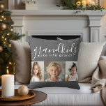 Großkinder machen das Leben groß mit 3 Fotos Kissen<br><div class="desc">Dieses personalisierte Kissendesign ist ein Geschenk, das die Großeltern bewundern werden. Es verfügt über eine 3-Foto-Vorlage, die Sie mit Fotos der Enkel persönlich gestalten können. Eine Kombination moderner handgeschriebener Schrift kombiniert mit einem modernen serifenlosen Sans-Schriftart schreibt: "Enkel machen das Leben großartig!" Der Hintergrund ist ein angesagtes Holzkohlegrau mit modernem Ambiente....</div>